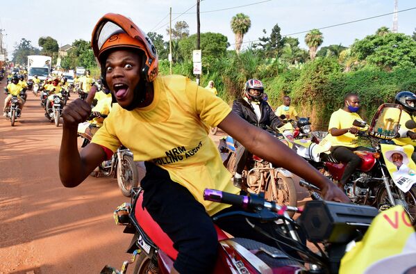 Сторонники партии Движение национального сопротивления Уганды празднуют победу президента Йовери Мусевени на завершившихся всеобщих выборах в Кампале - Sputnik Абхазия