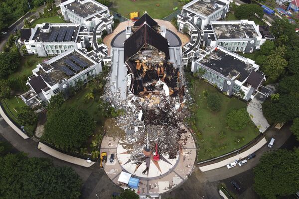 Правительственное здание, поврежденное после землетрясения в Мамуджу, Западный Сулавеси, Индонезия - Sputnik Абхазия