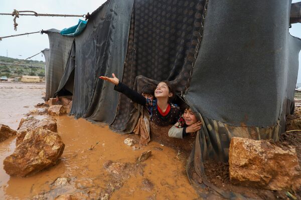 Дети в лагере для перемещенных лиц Умм-Джурн в сирийской провинции Идлиб - Sputnik Абхазия