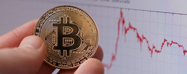 Сувенирная монета с логотипом криптовалюты биткоин. Сувенирная монета с логотипом криптовалюты биткоин. - Sputnik Аҧсны