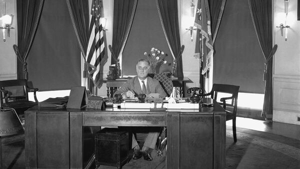Президент США Франклин Рузвельт за столом в Овальном кабинете в Белом доме, 1933 год  - Sputnik Абхазия