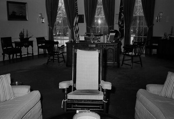 Кресло-качалака президента США Джона Кеннеди в Овальном кабинете в Белом доме, 1962 год  - Sputnik Абхазия