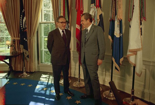 Государственный деятель Генри Киссинджер и президент США Ричард Никсон в Овальном кабинете в Белом доме, 1973 год - Sputnik Абхазия