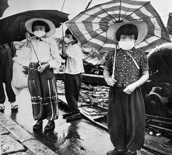 1948 шықәса рзы иҭыхыз ари афото аҿы иануп Хиросима атомтә бомба аналарыжь ашьҭахь иҟалаз арадиациа рацәыхьчаразы асабрадақәа зҿоу ахәыҷқәа.  - Sputnik Аҧсны