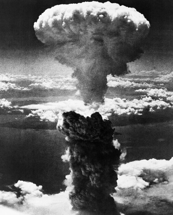 Иапониа, нанҳәа 9 1945 шықәса, Нагасаки атомтә бомба аналарыжьыз ашьҭахь еимгеимцарак иалагӡаны ажәҩан ахь ихалеит акәыкәбаа аԥшра змаз аԥҭа. - Sputnik Аҧсны