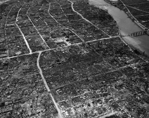 Ари асахьаҿы иубарҭоуп Хиросима ажәҩан аҟынтәи уанахәаԥшуа абомба аналарыжьыз ашьҭахь мызкы ааҵуаны изеиԥшраз - цәыббра 5 1945 шықәса рзы. - Sputnik Аҧсны