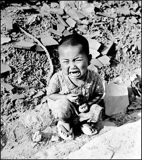 Ари афото ҭыхын нанҳәа 5 1946 шықәса рзы, Хиросима абомба анақәрыжьыз ашьҭахь шықәсык анҵы, асаби дҵәыуоит еилаҳаз ақалақь аҿы. - Sputnik Аҧсны