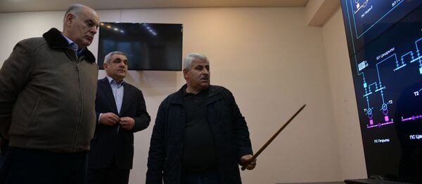 Контроль напряжения: Аслан Бжания побывал с рабочим визитом в Черноморэнерго - Sputnik Абхазия
