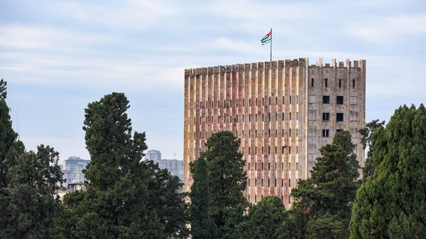 Государственный флаг развивается над зданием Совмина  - Sputnik Абхазия