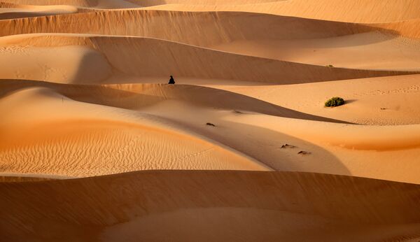 Туристка во время экскурсии по песчаным дюнам на курорте Telal Resort в Абу-Даби - Sputnik Абхазия