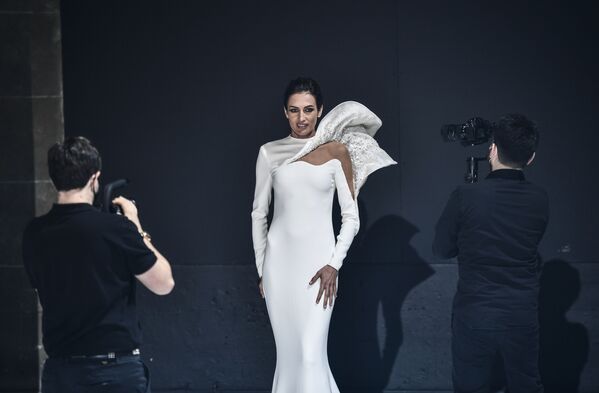 Модель представляет творение французского дизайнера Стефана Роллана на Paris Haute Couture Fashion Week - Sputnik Абхазия