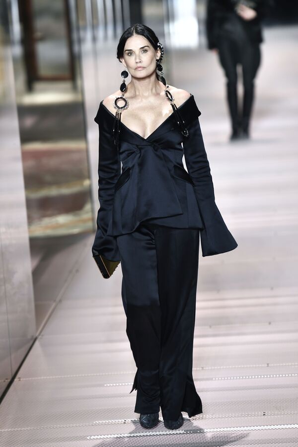 Актриса Деми Мур на модном показе Fendi сезона весна-лето 2021 в рамках Недели моды в Париже, Франция - Sputnik Абхазия