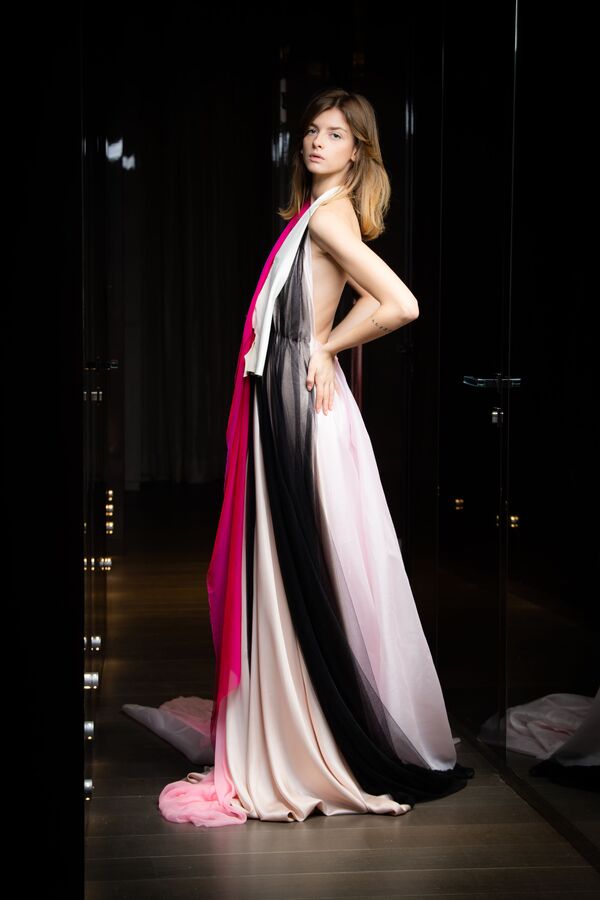 Модель демонстрирует работу итальянского дизайнера Sofia Crociani из коллекции Aelis Весна-Лето 2021 во время Недели высокой моды в Париже - Sputnik Абхазия