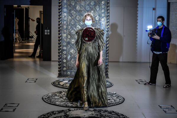 Модель демонстрирует творение от Christian Dior во время примерки в модном доме Christian Dior Haute Couture в Париже - Sputnik Абхазия