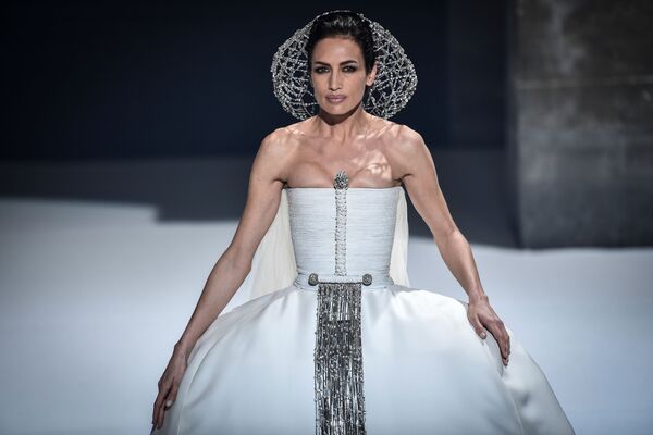Модель представляет творение французского дизайнера Стефана Роллана на Paris Haute Couture Fashion Week - Sputnik Абхазия