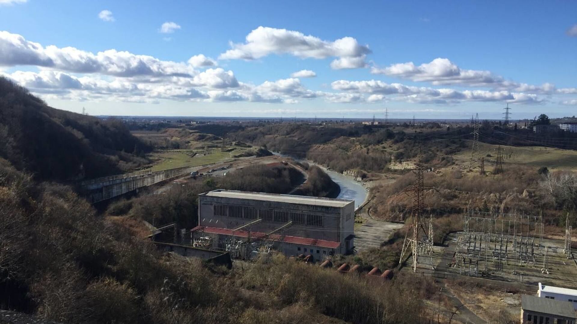 Аслан Бжания посетил перепадную станцию ГЭС-1 в Ткуарчалском районе - Sputnik Аҧсны, 1920, 01.02.2021
