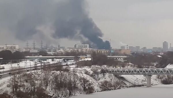 Крупный пожар на территории промзоны в Москве — видео - Sputnik Абхазия