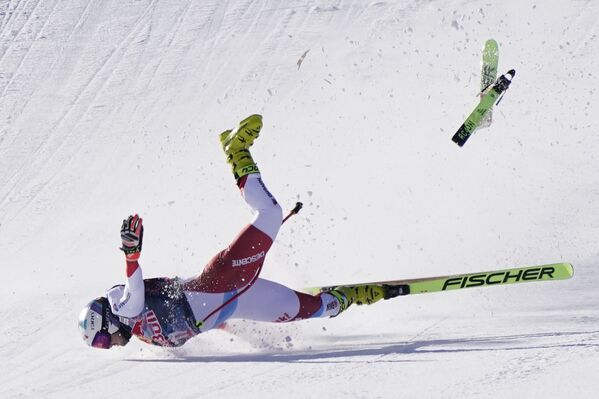 Швейцарский горнолыжник Урс Криенбюль во время падения на соревнованиях по скоростному спуску на горных лыжах среди мужчин на этапе Кубка мира по скоростному спуску в Кицбюэле, Австрия - Sputnik Абхазия
