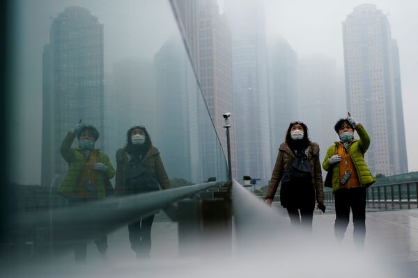 Люди в масках гуляют по Шанхаю, Китай - Sputnik Абхазия