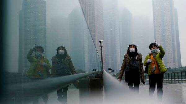 Люди в масках гуляют по Шанхаю, Китай - Sputnik Аҧсны