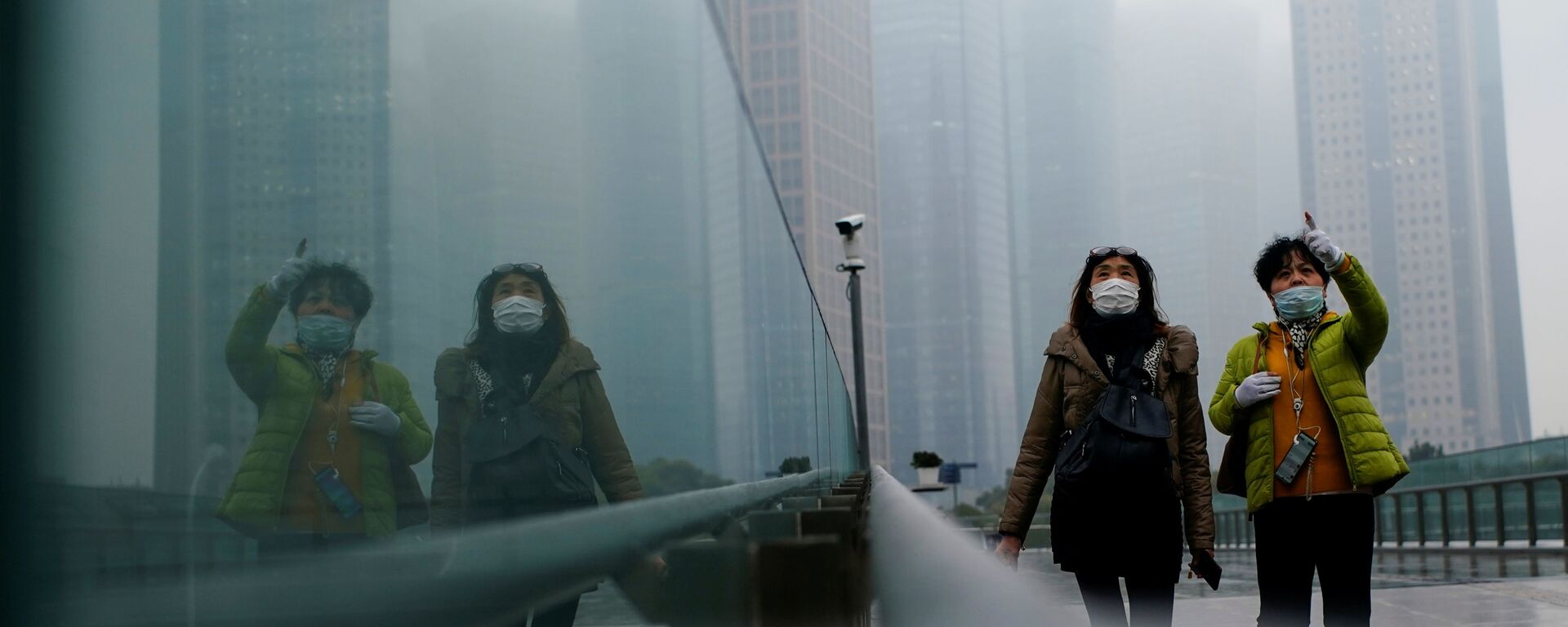 Люди в масках гуляют по Шанхаю, Китай - Sputnik Аҧсны, 1920, 25.01.2022