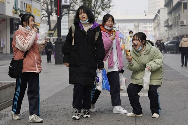 Молодые китаянки гуляют в Ухане, Китай - Sputnik Абхазия
