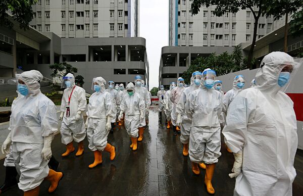Медицинские работники в средствах индивидуальной защиты в Джакарте, Индонезия - Sputnik Абхазия