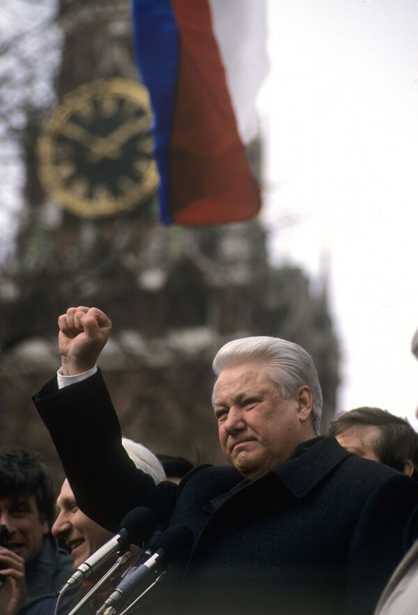 Выступление Бориса Ельцина на митинге в поддержку Президента РФ на Васильевском спуске - Sputnik Абхазия