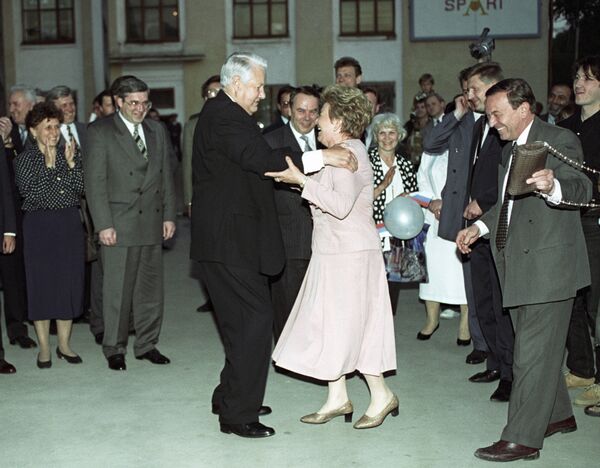 Президент РФ Борис Ельцин (слева на первом плане) и его супруга Наина Ельцина (2 справа на первом плане) танцуют на митинге-концерте в поддержку Президента РФ в Новосибирске - Sputnik Абхазия
