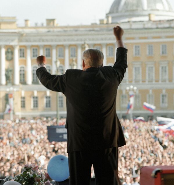 Президент РФ Борис Ельцин выступает на концерте-митинге на Дворцовой площади - Sputnik Абхазия