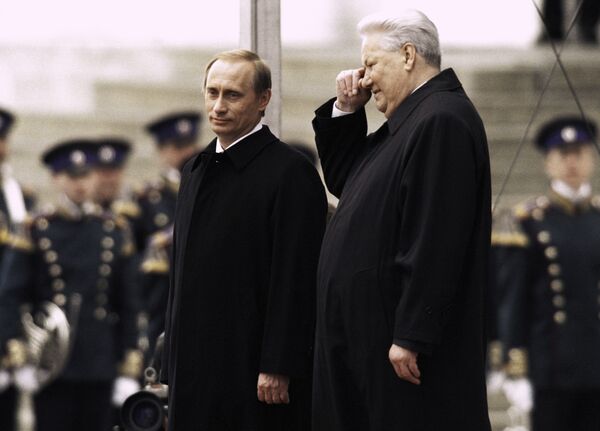 Президент РФ Владимир Путин (слева) и первый Президент РФ Борис Ельцин (справа) стоят на Красном крыльце в день инаугурации В. Путина. - Sputnik Абхазия