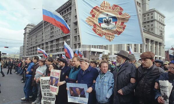 В сентябре 1993 года в телевизионном обращении Ельцин озвучил указ о конституционной реформе, в котором предписывалось, в частности, распустить Верховный Совет и провести новые парламентские выборы. Подписание документа привело к политическому кризису, который завершился вооруженным столкновением и штурмом Белого дома. - Sputnik Абхазия