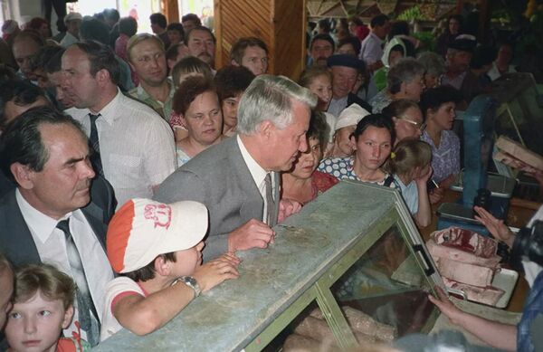 Ельцин посещал заводы и магазины, пользовался общественным транспортом, стоял в очередях за продуктами. - Sputnik Абхазия