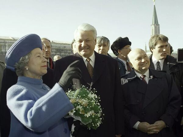 Происходящее в России вызывало интерес, лидеры многих стран стремились приехать сюда с визитами. Королева Великобритании Елизавета II в первый и единственный раз побывала в нашей стране в 1994 году. - Sputnik Абхазия