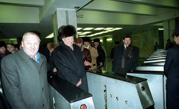 Происходящее в России вызывало интерес, лидеры многих стран стремились приехать сюда с визитами. Королева Великобритании Елизавета II в первый и единственный раз побывала в нашей стране в 1994 году. - Sputnik Абхазия