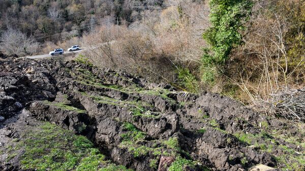 Обвал дороги в селе Бедиа ду Ткуарчалского района - Sputnik Абхазия
