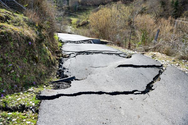 В результате, дорога, соединяющая Ткуарчал с селами района, обвалилась. - Sputnik Абхазия