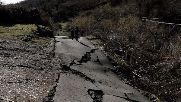 Отрезанные от Ткуарчала: в Бедии из-за оползня обвалилась дорога - Sputnik Абхазия