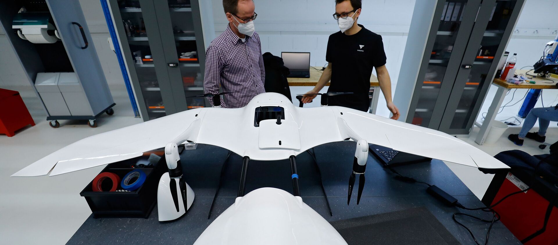 Сотрудники немецкой компании Wingcopter во время работы над создания дрона для перевозки медицинских продуктов  - Sputnik Абхазия, 1920, 03.02.2021