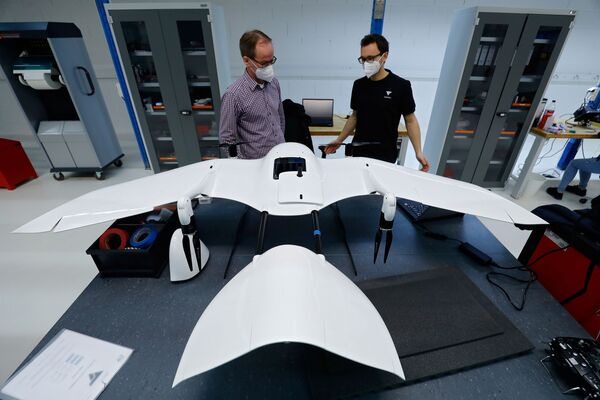 Сотрудники немецкой компании Wingcopter во время работы над создания дрона для перевозки медицинских продуктов  - Sputnik Абхазия