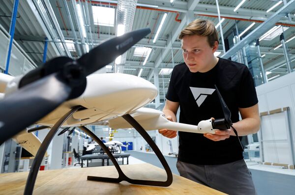 Соучредитель немецкой компании Wingcopter во время работы над создания дрона для перевозки медицинских продуктов  - Sputnik Абхазия