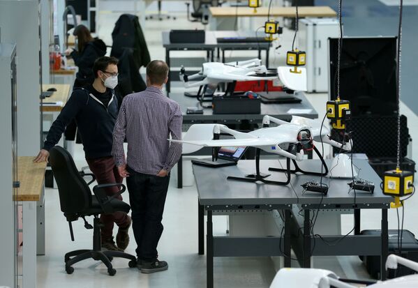 Сотрудники немецкой компании Wingcopter во время работы над создания дрона для перевозки медицинских продуктов  - Sputnik Абхазия