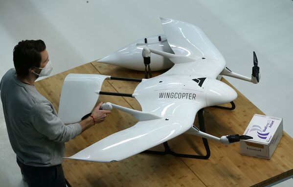 Сотрудник немецкой компании Wingcopter у дрона для перевозки медицинских продуктов  - Sputnik Абхазия