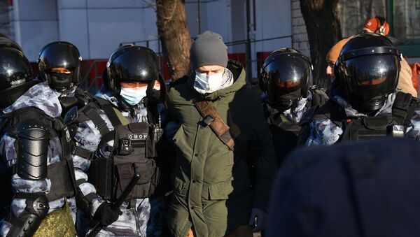 Задержание полицейскими молодого человека у здания Московского городского суда - Sputnik Абхазия