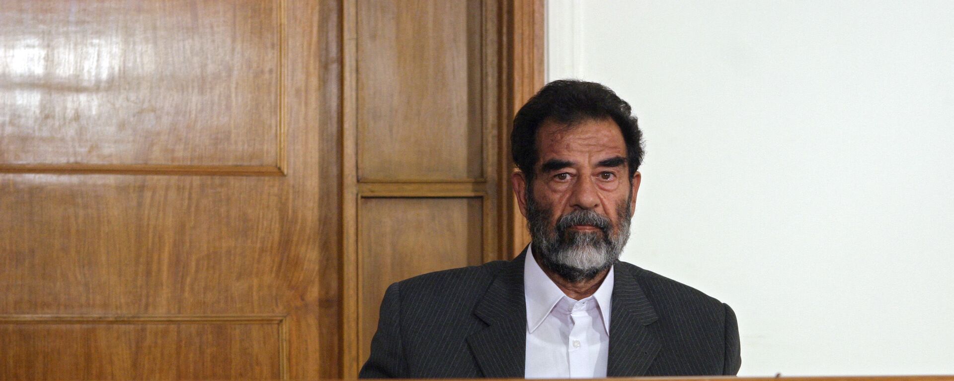 Бывший иракский диктатор Саддам Хусейн сидит в зале суда в Багдаде во время своего первого выступления перед судьей, где он заслушивает ряд обвинений, которые, как ожидается, будут включать геноцид, военные преступления и преступления против человечности 1 июля 2004 года. Одиннадцать высокопоставленных членов его режима, включая бывшего заместителя. премьер-министр Тарек Азиз и советник президента Али Хасан аль-Маджид также предстанут перед судом. - Sputnik Абхазия, 1920, 08.02.2021