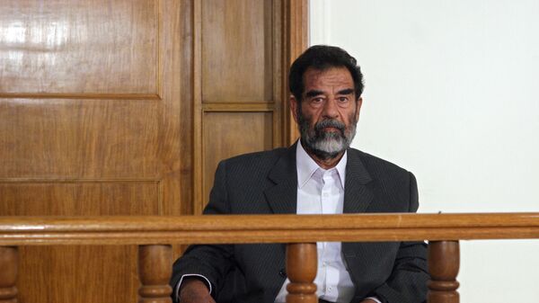 Бывший иракский диктатор Саддам Хусейн сидит в зале суда в Багдаде во время своего первого выступления перед судьей, где он заслушивает ряд обвинений, которые, как ожидается, будут включать геноцид, военные преступления и преступления против человечности 1 июля 2004 года. Одиннадцать высокопоставленных членов его режима, включая бывшего заместителя. премьер-министр Тарек Азиз и советник президента Али Хасан аль-Маджид также предстанут перед судом. - Sputnik Абхазия