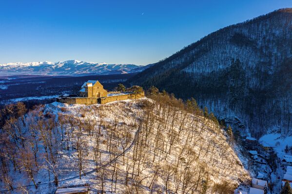 Снимок The fortified church of Cisnădioara, in winter фотографа Adrian Arsu, победивший среди участников из Румынии в конкурсе Wiki Loves Monuments 2020 - Sputnik Абхазия