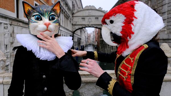 Люди в карнавальных костюмах в Венеции  - Sputnik Абхазия