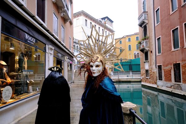 Люди в карнавальных костюмах в Венеции  - Sputnik Абхазия