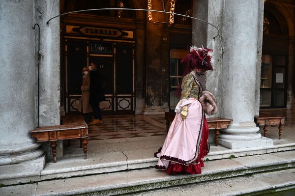 Девушка в карнавальном костюме в Венеции  - Sputnik Абхазия